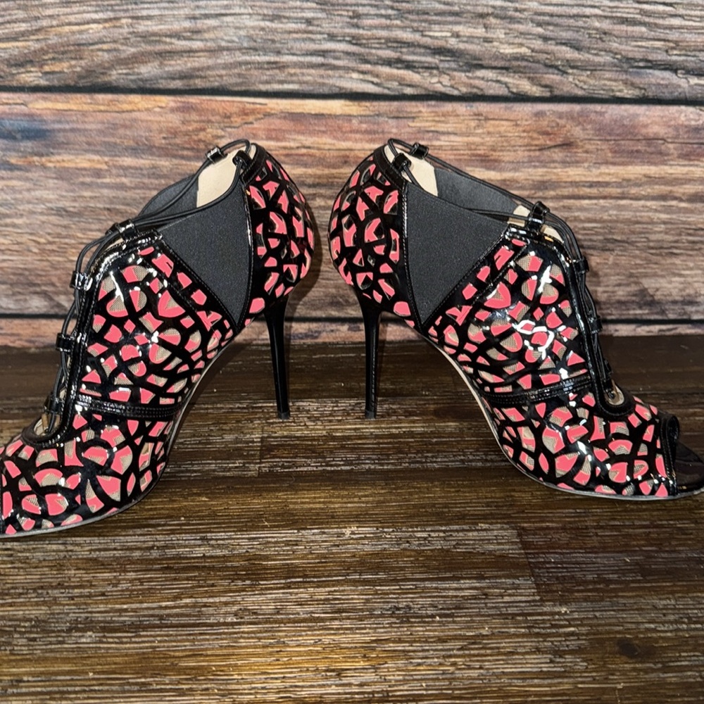 JIMMY CHOO TACTIC LASER-CUT PATENT LATHER CUTOUT BOOTIE HEEL SHOES 39 / 9 $1575 - Picture 7 of 10